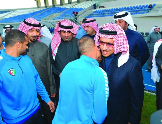 المبارك يصافح حسين حاكم