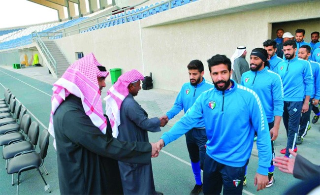 الوزير خالد الروضان وسعد الحوطي يصافحان اللاعبين
