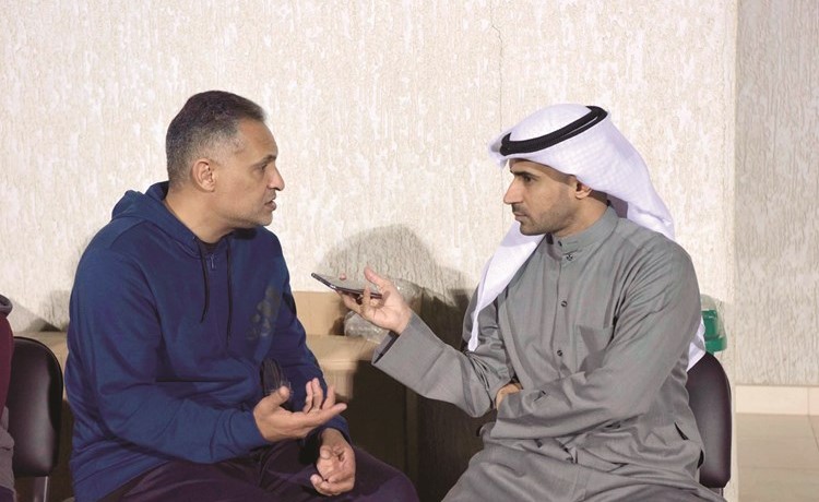 محمد بنيان يتحدث للزميل يحيى حميدان -(محمد هنداوي) ﻿