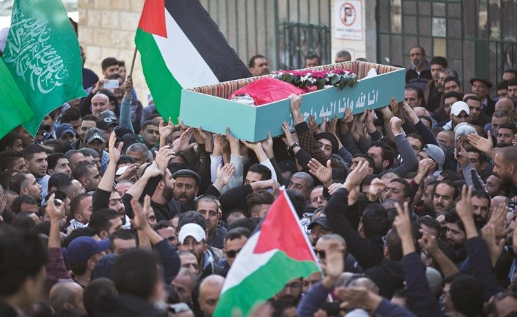 آلاف الفلسطينيين خلال تشييعهم بالضفة امس جثمان الشهيد محمد امين الذي قضى خلال مواجهات مع الاحتلال احتجاجا على قرار ترامب- (ا.ب)﻿