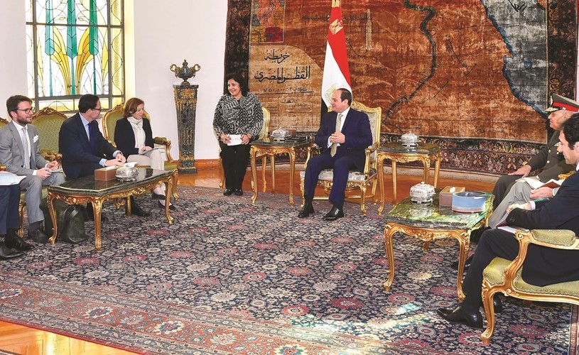 الرئيس عبدالفتاح السيسي مستقبلا وزيرة القوات المسلحة الفرنسية فلورنس بارلي﻿