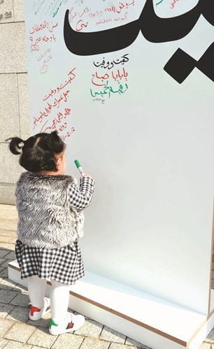 طفلة تشارك في الحملة ﻿