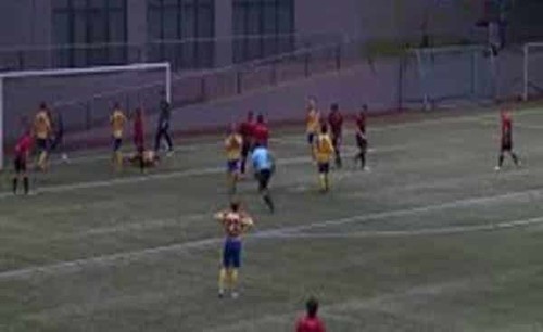 شاهد.. لاعب كرة قدم يسجل هدفًا في مرماه بطريقة غريبة