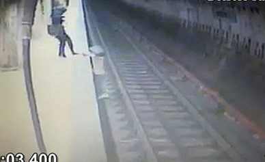 بالفيديو..كاميرات مراقبة توثق حادثة بشعة.. امرأة تتربص بفتاة وتدفعها تحت عجلات مترو الأنفاق