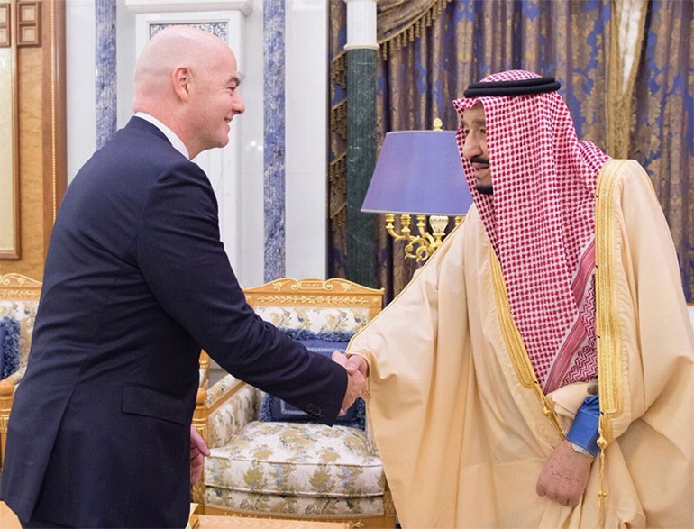 خادم الحرمين بحث ورئيس الـ"فيفا" سبل تطوير كرة القدم السعودية