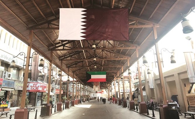 أعلام دولتي الكويت وقطر تزين أسواق المباركية﻿