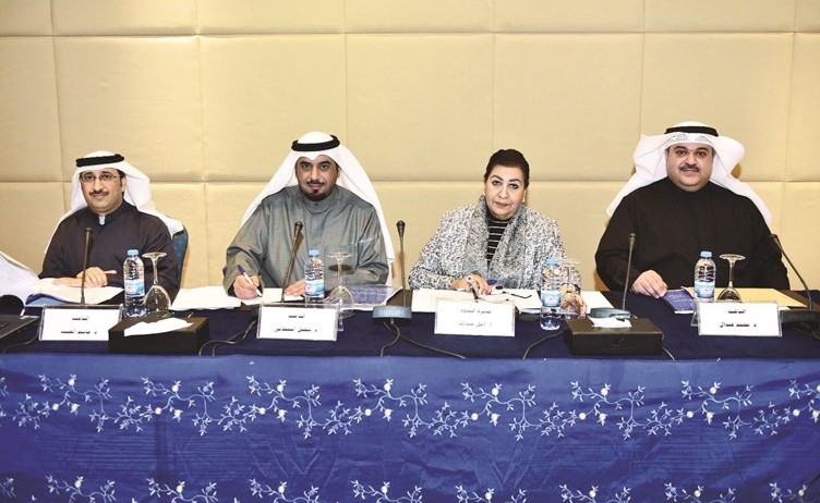 د.محمد عبدال والإعلامية أمل عبدالله ود.فيصلالقحطاني ود.جاسم الغيث في الندوة﻿