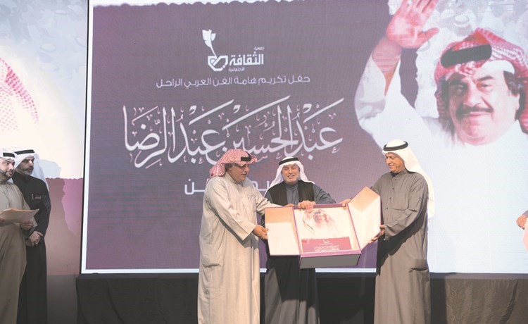حسن السلمان يتسلم تكريم الراحل بوعدنان	(محمد هنداوي)﻿
