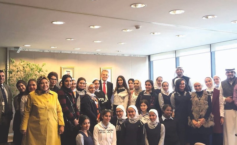 ريتشارد جروفس وعدد من موظفي البنك مع الطالبات ﻿
