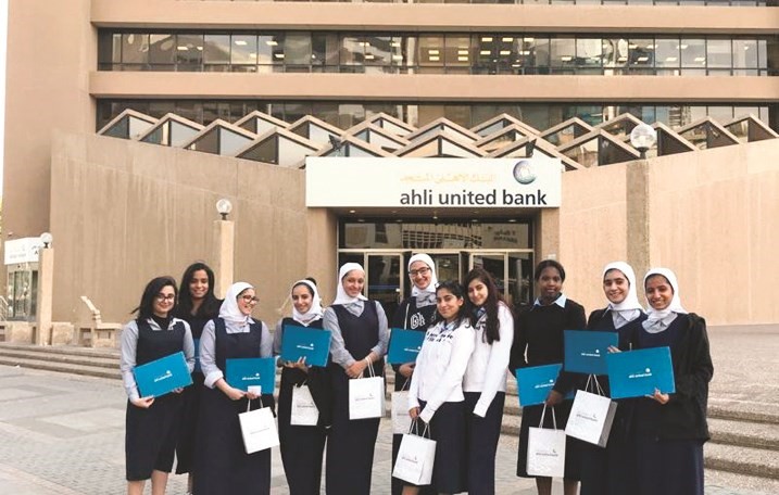  الطالبات أمام مبنى البنك الأهلي المتحد﻿