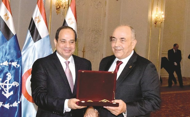 الرئيس عبد الفتاح السيسي مانحا الفريق محمود حجازي وسام الجمهورية من الطبقة الأولى﻿