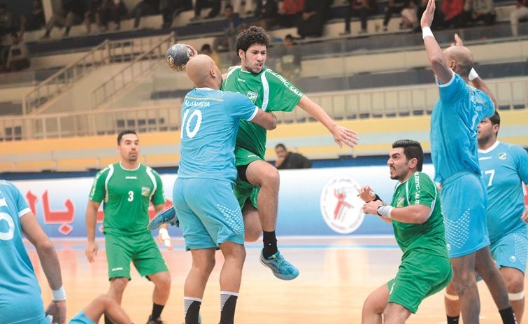 نجم العربي عبدالرحمن الجيماز محاولا تجاوز دفاع السالمية ﻿
