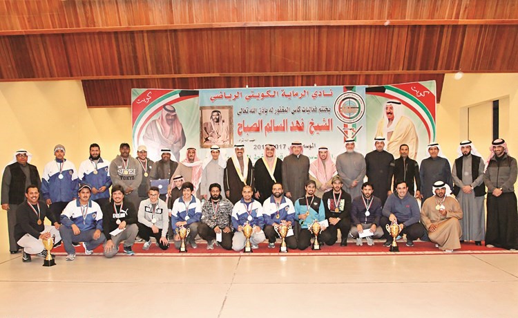 الشيخ محمد فهد سعد العبدالله ودعيج العتيبي مع الفائزين﻿