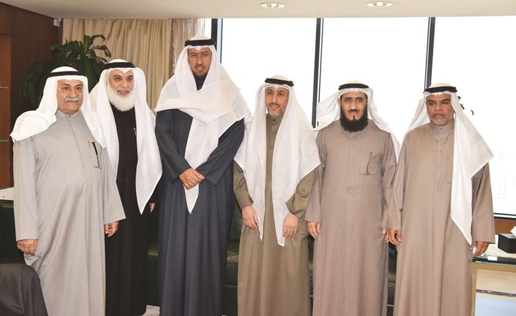 المستشار د.فهد العفاسي وم.فريد عمادي خلال استقبال المهنئين (ريليش كومار)﻿