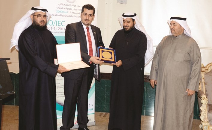 فراس العقلة يتسلم درعا تكريمية من الأوقاف ﻿