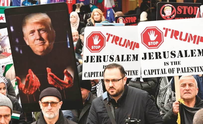  بوسنيون يرفعون لافتات منددة بقرار ترامب حول القدسخلال مسيرة احتجاجية امس -(أ.ف.پ) ﻿
