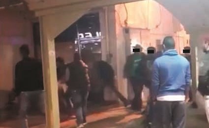 جانب من المشاجرة التي اندلعت في القادسية قبل اسبوع واستكملت يوم امس في منطقة الجليب﻿