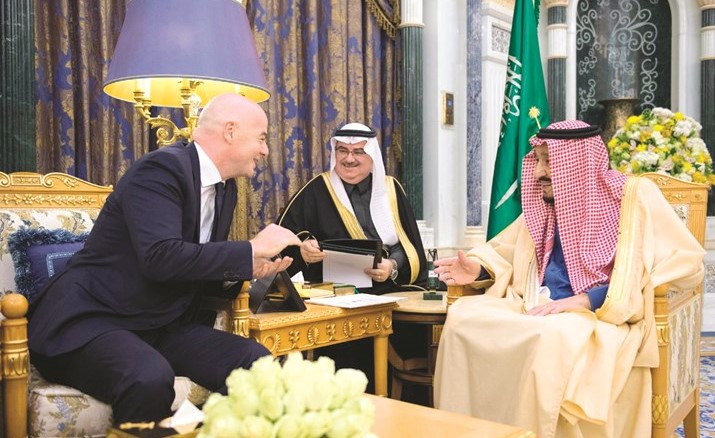  الملك سلمان بن عبدالعزيز مجتمعا مع انفانتينو	 (رويترز)﻿