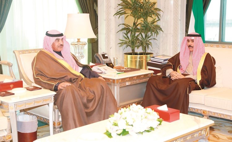سمو ولي العهد الشيخ نواف الأحمد مستقبلا الشيخ صباح الخالد﻿