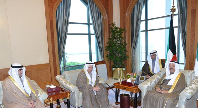  صاحب السمو الامير خلال استقباله رئيس غرفة تجارة وصناعة الكويت علي الغانم ووزير التجارة والصناعة خالد الروضان