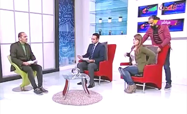 بالفيديو.. خطأ فادح لمذيعة مصرية مع عامل بالاستوديو