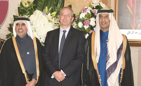 السفير البريطاني مايكل دافنبورت يقدم التهنئة للسفير القطري﻿