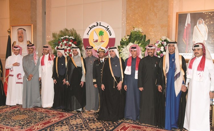 عدد من المهنئين مع السفير القطري وطاقم السفارة ﻿