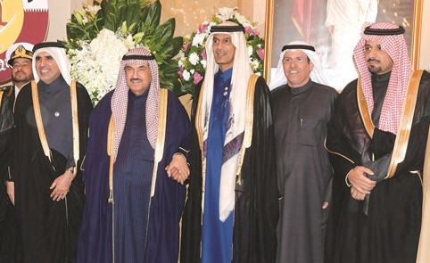 سمو الشيخ ناصر المحمد والسفير حمد بن علي آل حنزاب وعلي المري ﻿