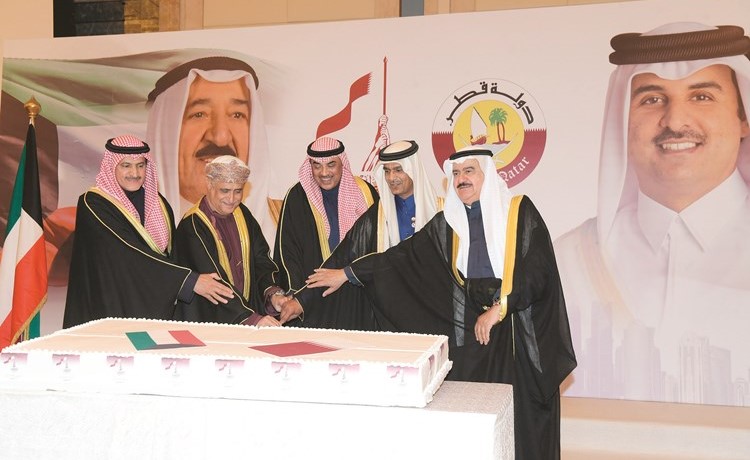 الشيخ صباح الخالد والسفير العماني د.عدنان الأنصاري وضاري العجران يشاركون السفير القطري قطع كعكة الاحتفال ﻿