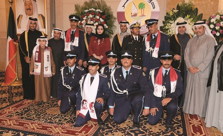 السفير حمد آل حنزاب وعدد من أفراد طاقم السفارة وأبناء الجالية القطرية﻿