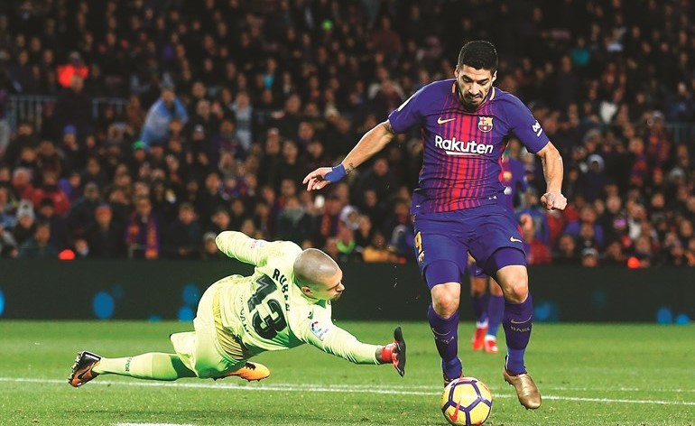 مهاجم برشلونة لويس سواريز استعاد مستواه المعهود وسجل هدفين 	(أ.ب)﻿