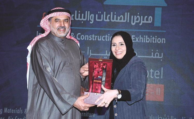 عادل الصبيح مكرما داليا وفائي خلال معرض الصناعات والبناء	(احمد علي)﻿