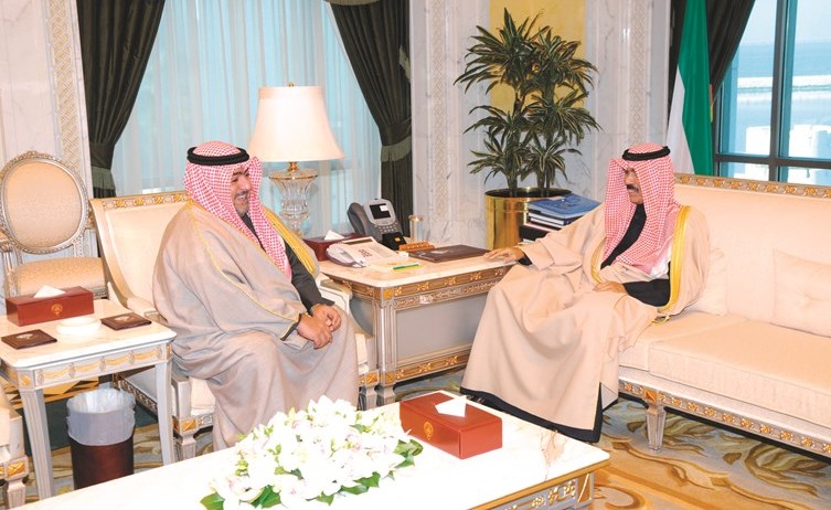 سمو ولي العهد الشيخ نواف الأحمد مستقبلا الشيخ ثامر العلي﻿