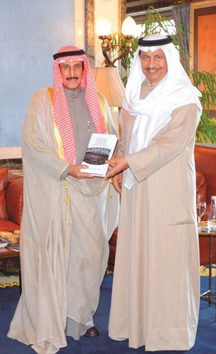 سمو رئيس الوزراء الشيخ جابر المبارك يتسلم من الشيخ د.إبراهيم الدعيج كتاب (الشريعة والديموقراطية والدستور الكويتي)﻿
