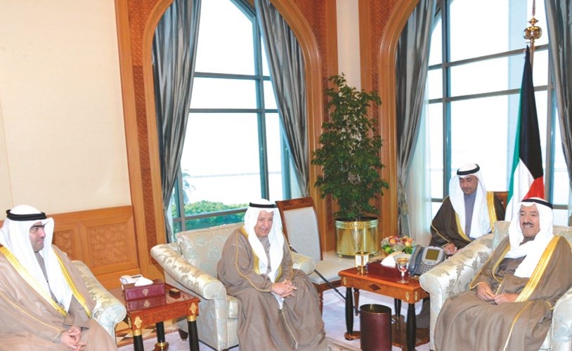 صاحب السمو الامير الشيخ صباح الاحمد مستقبلا علي الغانم وخالد الروضان ﻿