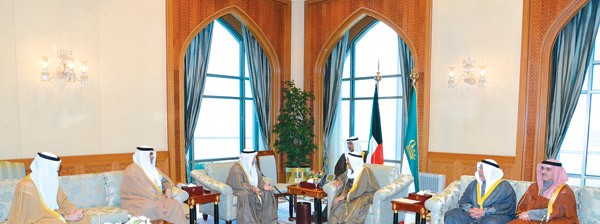 صاحب السمو الأمير الشيخ صباح الأحمد خلال استقباله علي الغانم وخالد الروضان والشيخ مشعل الجابر  بحضور الشيخ علي الجراح والشيخ خالد العبدالله