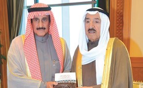 صاحب السمو الامير خلال لقائه الشيخ د.ابراهيم الدعيج 	﻿
