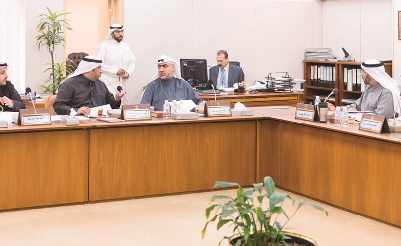 محمد الدلال وخالد الشطي والحميدي السبيعي واحمد الفضل اثناء الاجتماع﻿