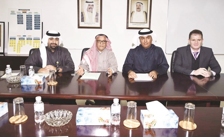 براك الصبيح وم.عادل العوضي خلال توقيع العقد ﻿