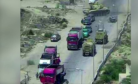 بالفيديو.. شجاعة جندي مصري "دهس" إرهابيين بدبابته قبل انفجار مركبتهم