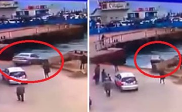 بالفيديو.. لحظة سقوط سيارة في مياه قناة السويس المصرية.. وهذا ما حدث لقائدها!