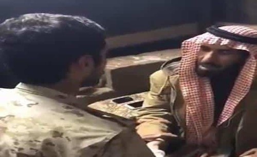 بالفيديو.. كلمة مؤثرة من والد شهيد سعودي أثناء تلقي عزاء زملائه فيه