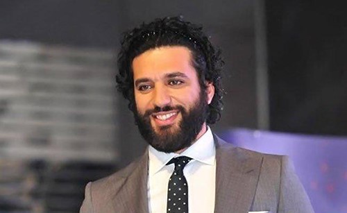 بالفيديو .. ممثل مصري يشعل المواقع بارتدائه شعرا مستعارا ورقصه على الطريقة الخليجية
