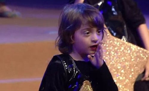 بالفيديو.. شاروخان يرقص مع ابنه في حفل مدرسي