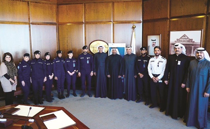 عصام الصقر وسليمان المرزوق خلال تكريم فريق الداخلية الذي شارك في فعاليات السباق﻿