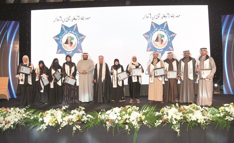 سعد الخراز وإبراهيم البغلي مع الفائزين بجائزة الابن البار ﻿