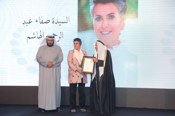 إبراهيم البغلي مكرما صفاء الهاشم بحضور سعد الخراز    (محمد هنداوي)