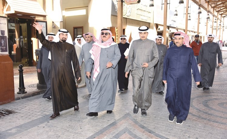 الفريق متقاعد ثابت المهنا وم.أحمد المنفوحي خلال جولة في سوق المباركية ﻿