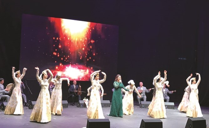 بالفيديو.. الفرقة الموسيقية الأوزبكية سحرت الجمهور بعرض فني رائع