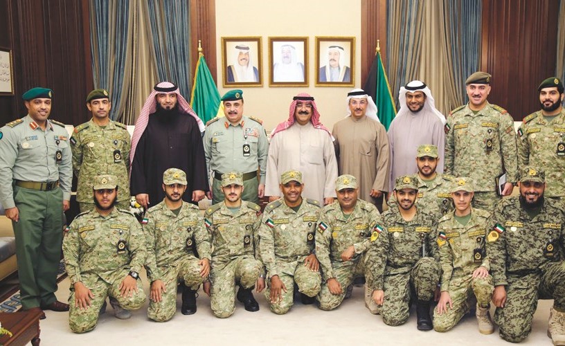 الشيخ مشعل الأحمد متوسطا منتسبي دورة إعداد مترجم لغة الإشارة ﻿